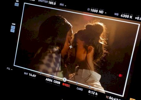 Saiba quem é a mulher que Ludmilla beijou em clipe