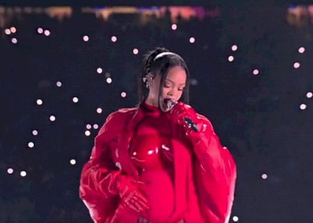 Rihanna comemora show no Super Bowl pulando e cantando com amigas