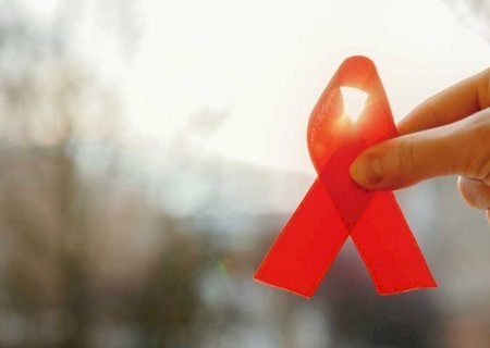 Novo paciente com HIV é curado após transplante de células-tronco, diz estudo