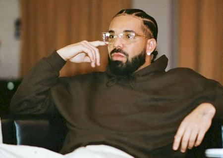 Em coro, público do Lolla manda Drake “tomar no c*” após cancelamento