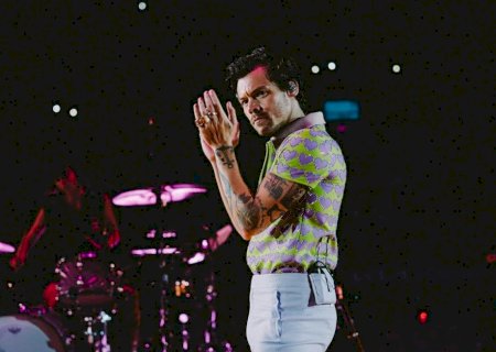 Vídeo: Harry Styles é flagrado aos beijos com modelo famosa no Japão