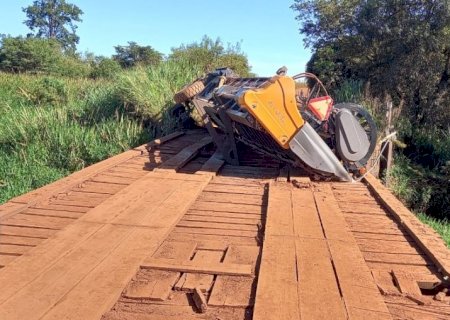 Ponte da Vazante do Rio São Domingos não aguenta peso de plataforma de colheitadeira e tem sua estrutura avariada (Vídeo)