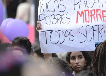 Uma em cada sete mulheres, aos 40 anos, já passou por aborto no Brasil