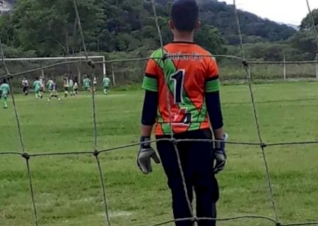 Filho de ex-goleiro Bruno participa de campeonato na mesma posição que o pai