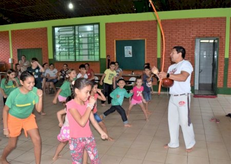 Escola Princesa Izabel oferece aulas de capoeira aos alunos