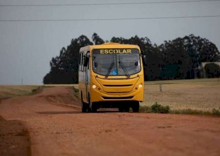 Porta abre e criança de 9 anos cai de ônibus escolar em movimento