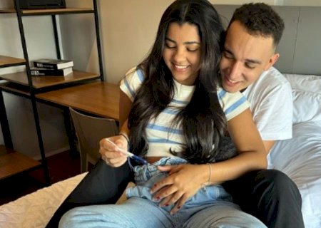 João Gomes comemora gravidez de Ary Mirelle em show