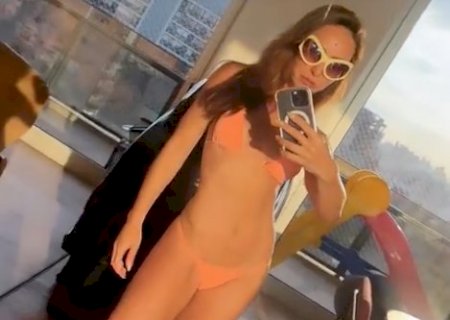 De biquíni, Sabrina Sato exibe ‘corpaço’ ao renovar o bronze
