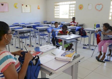 Deputados debatem piso salarial de profissionais técnicos e administrativos da educação básica