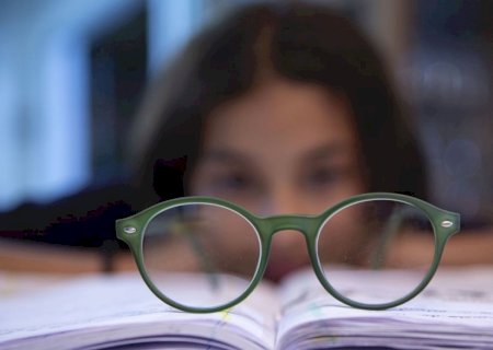Tempo excessivo e pouca distância de telas contribuem para miopia