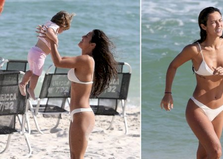 Yanna Lavigne aproveita dia de sol na praia com a caçula, Amélia
