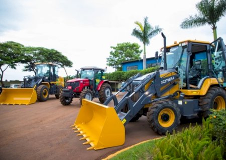 Prefeitura de Maracaju realiza a entrega de três máquinas para o município
