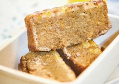 Prepare bolo de banana com iogurte para o lanche das crianças