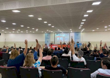 Servidores recusam reajuste gradativo e greve na UFMS permanece