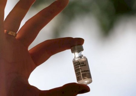 Ministério da Saúde entrega primeiras doses da nova vacina contra Covid-19