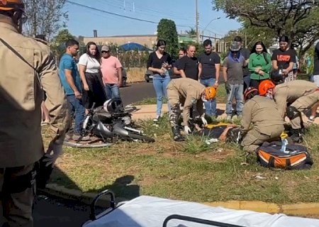 Dourados: Mulher é levada ao HV após atravessar preferencial de moto e bater em carro