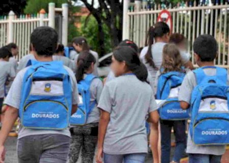 Sem vaga na rede de ensino em Dourados, menino está há 3 meses esperando por matrícula