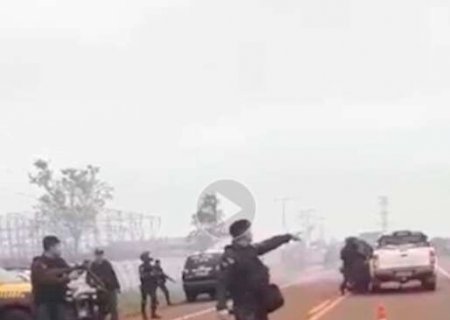 Pol&iacute;cia usa bombas de g&aacute;s para controlar protesto em local de atropelamento