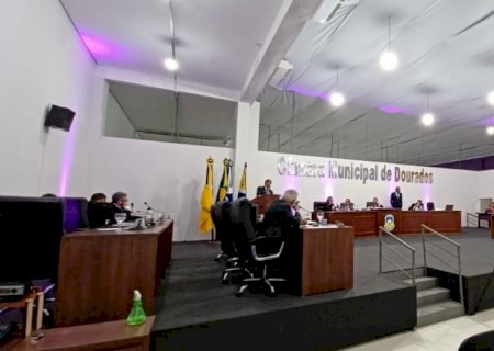 Sob protesto de professores, projeto de escolas militares entra em segunda votação na Câmara de Dourados