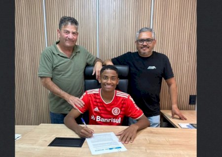 Após reviravolta, douradense assina contrato para jogar no Internacional 