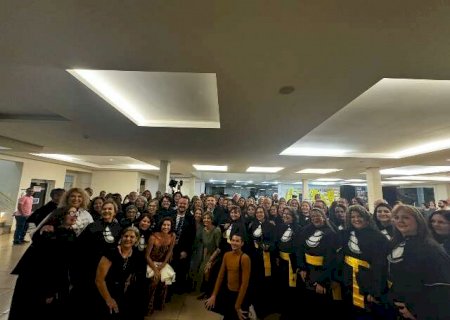 Com beca e baile, idosos se formam em &lsquo;Universidade da Maturidade'