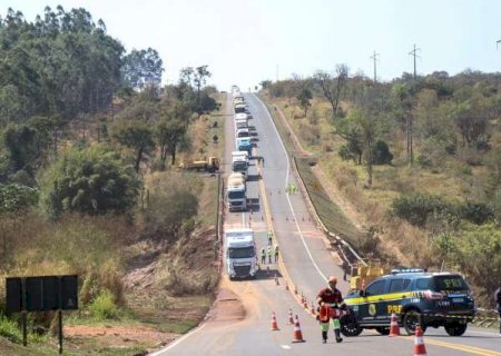 Tr&ecirc;s horas ap&oacute;s represa romper, tr&acirc;nsito em rodovia &eacute; parcialmente liberado
