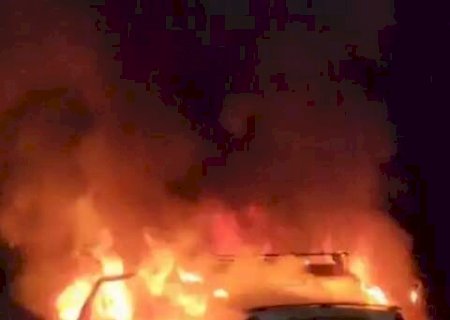 Autom&oacute;vel fica destru&iacute;do ao pegar fogo no Parque dos Poderes