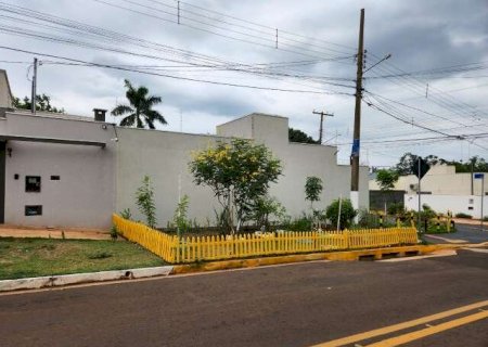 Moradora ocupa cal&ccedil;ada com jardim e multa pode chegar a R$ 3 mil