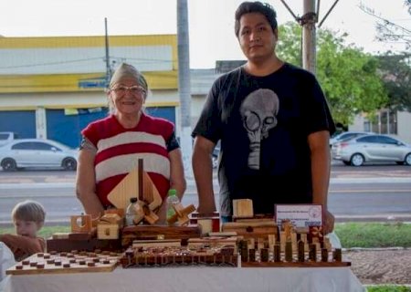 M&atilde;e e filhos uniram talento para criar brinquedos e esculturas em madeira