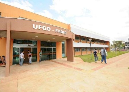 Com sal&aacute;rio de at&eacute; R$ 6,3 mil, UFGD abre vaga para professor substituto