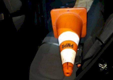 Três são detidos por furto de cone de trânsito e embriaguez
