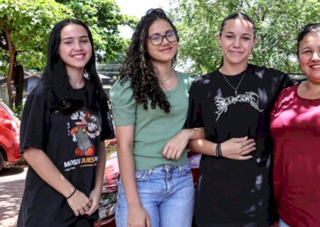 ‘Sempre há tempo de buscar seu sonho’, compartilha mãe candidata ao Enem junto com as filhas