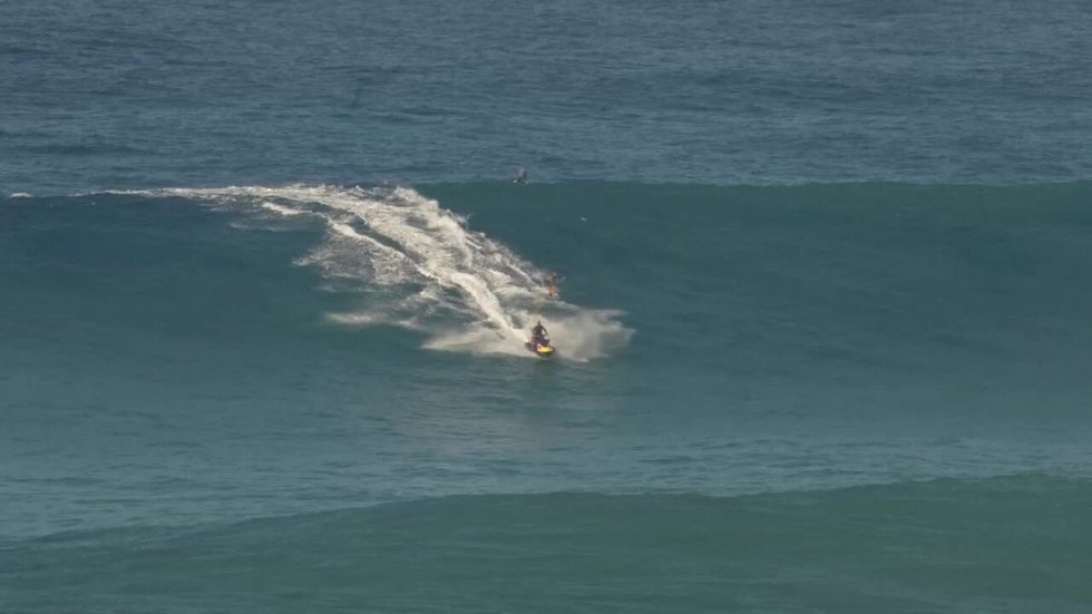 Big rider brasileira pega onda que pode ser a maior já surfada por uma mulher