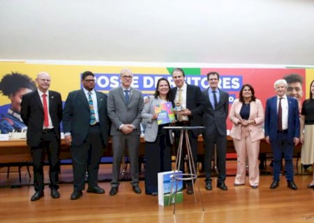 Reitora da UFMS é empossada pelo ministro da educação