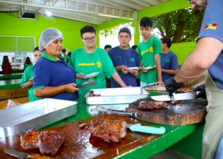 A cada meta batida, estudantes de escola da Rede Estadual ganham churrasco como prêmio