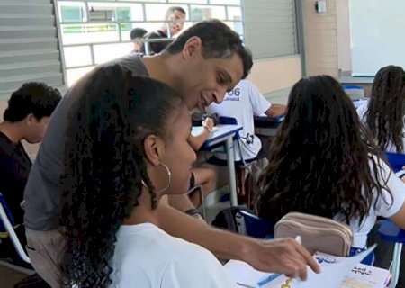 C&acirc;mara aprova projeto que restringe uso de celular em escolas