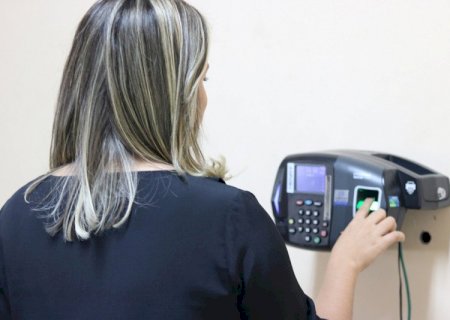 Prestes a encerrar mandato, Alan regulamenta controle de frequência de servidores por ponto eletrônico