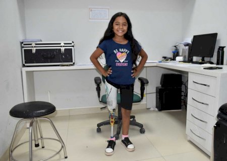 Apaixonada por balé, menina de 9 anos recebe prótese customizada em Campo Grande