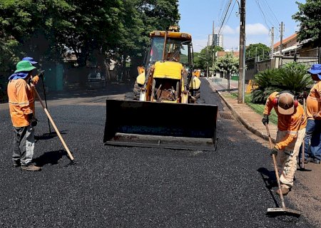 Prefeitura está com 4 frentes de tapa-buracos em várias regiões de Dourados