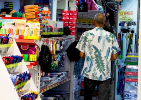 Compra de material escolar exige criatividade e estratégia de pais que querem economizar em 2025