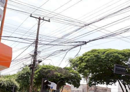 Prefeitura vai convocar empresas para solucinar emaranhados de fios nos postes