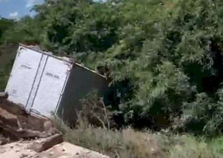 Itaporã: Caminhão Desce Aterro em Acidente na Rodovia MS-157 (Vídeo)