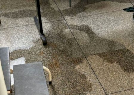Chuva faz posto de saúde virar 'cachoeira' em Dourados