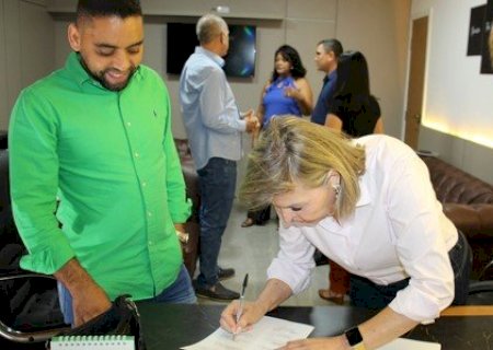 Douradina; Prefeita Nair assina Consórcio Sul Fronteira buscando fortalecimento do desenvolvimento regional