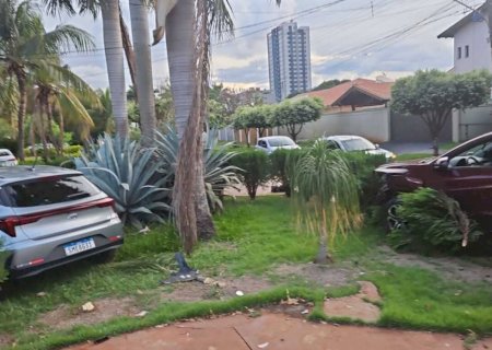 Veículos 'invadem' calçada após colisão