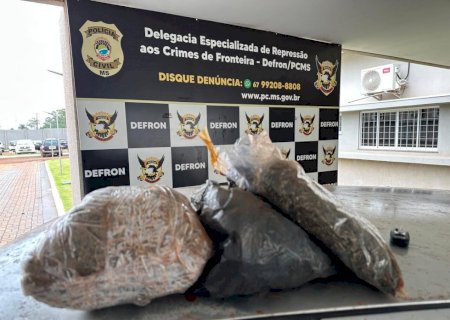 Homem tenta fugir com drogas, avança cruzamento e colide veículo contra muro