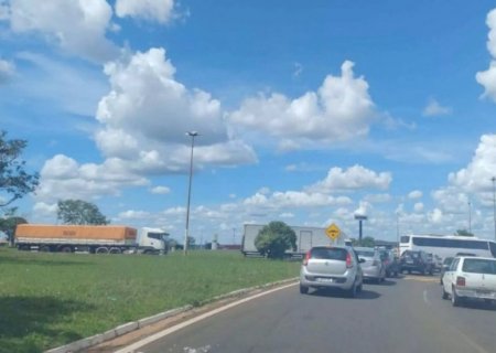 Batida entre três veículos deixa trecho da BR-163 congestionado em Campo Grande