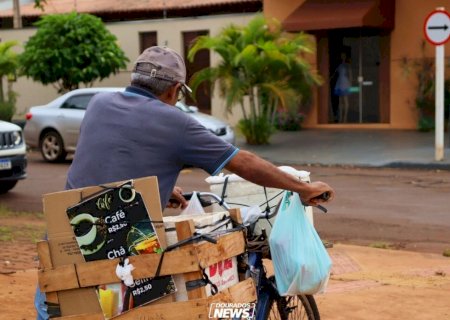 Com uma garrafa de café e disposição sobre 2 rodas, Moisés faz a alegria da clientela pelas ruas