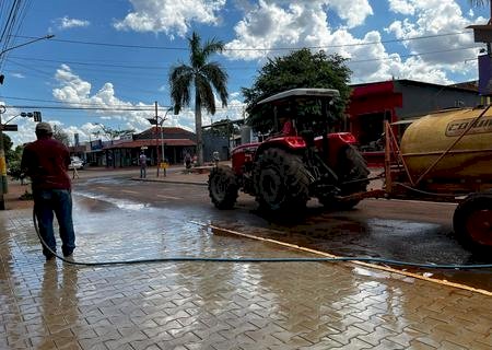 Douradina: Governo Municipal Realiza Limpeza e Reparos no Calçadão do Centro da Cidade com Apoio da Secretaria de Obras e Serviços Urbanos
