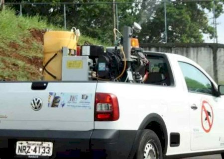 Com alta no número de casos de dengue, fumacê percorre cinco bairros